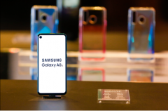 �������ռ�Ƚ�������Galaxy A8s��ͫȫ��������ȫ�桱