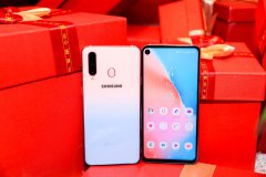 ����Galaxy A8s���Ǿ�����ǹ�����ɫ �ֵ����˵���Ů��